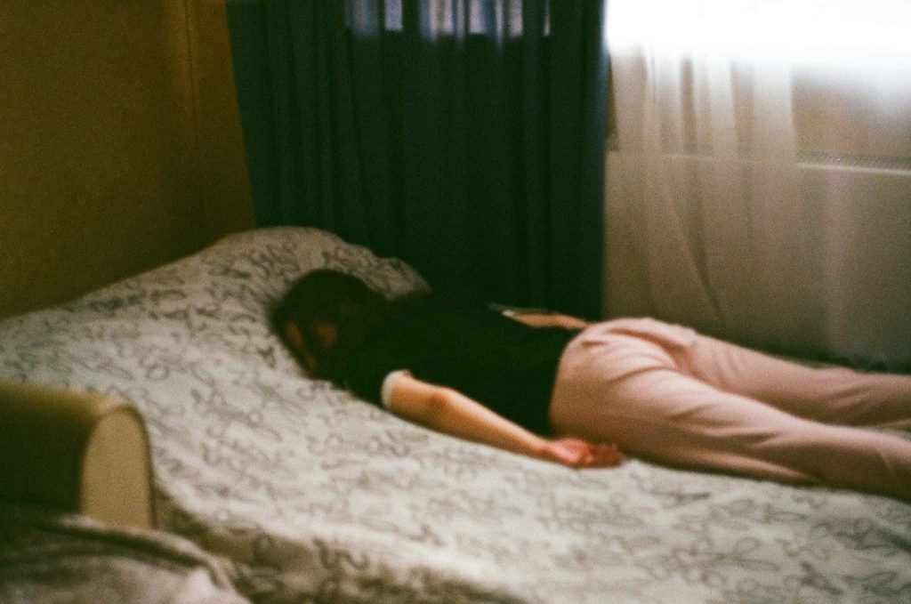 休職中で寝ている女性