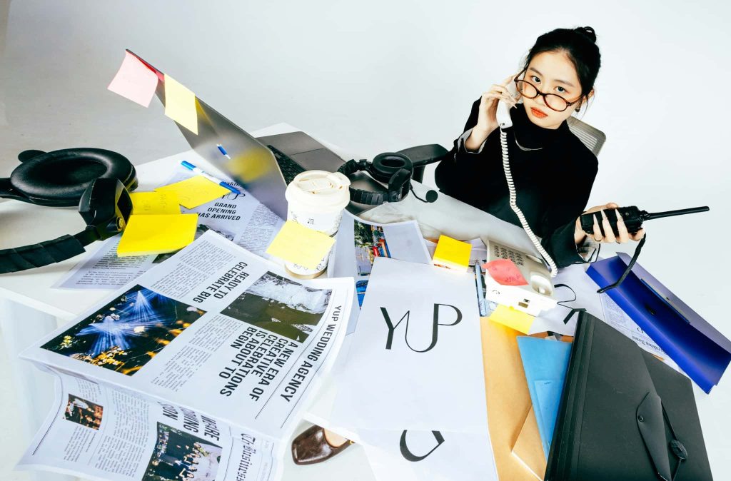 営業をサポートする女性