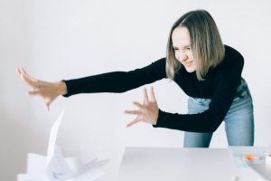 職場いじめをするおばさんが繊細さんを標的にする理由【賢い言い回し術と心を守る対処法】