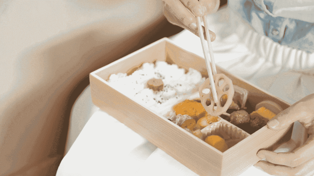 お弁当を食べる会社員の女性