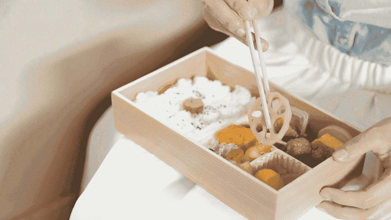 お弁当を食べる会社員の女性