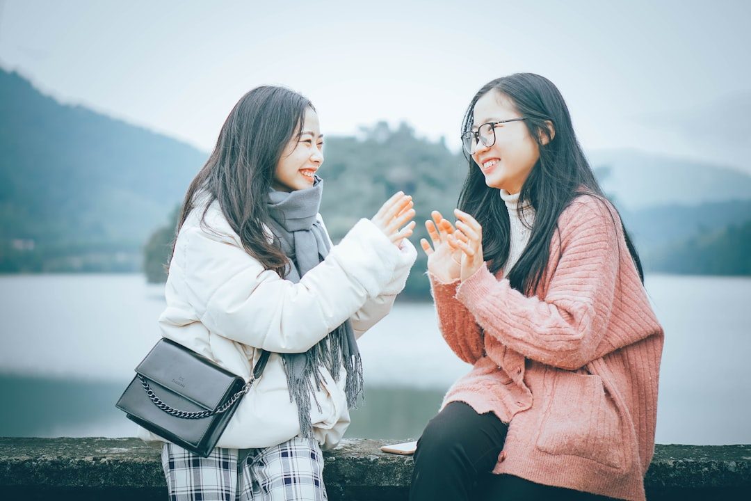 友人と話して笑い合う女性たち