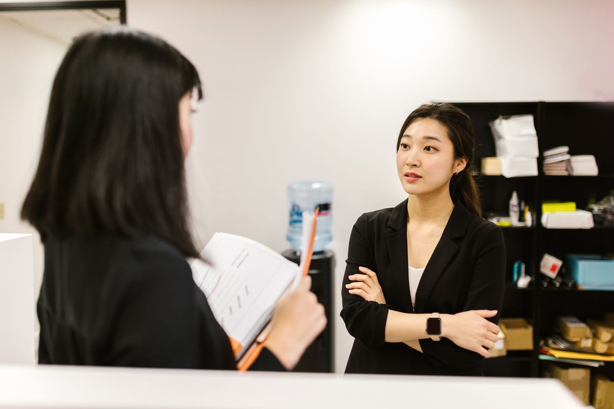 職場いじめをするベテラン年上女性の行動パターン