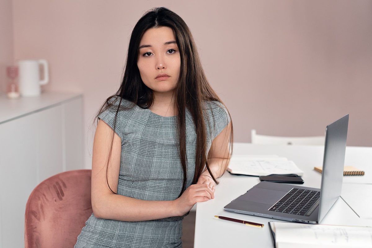 職場いじめをするベテラン年上女性が繊細さんを標的にする理由