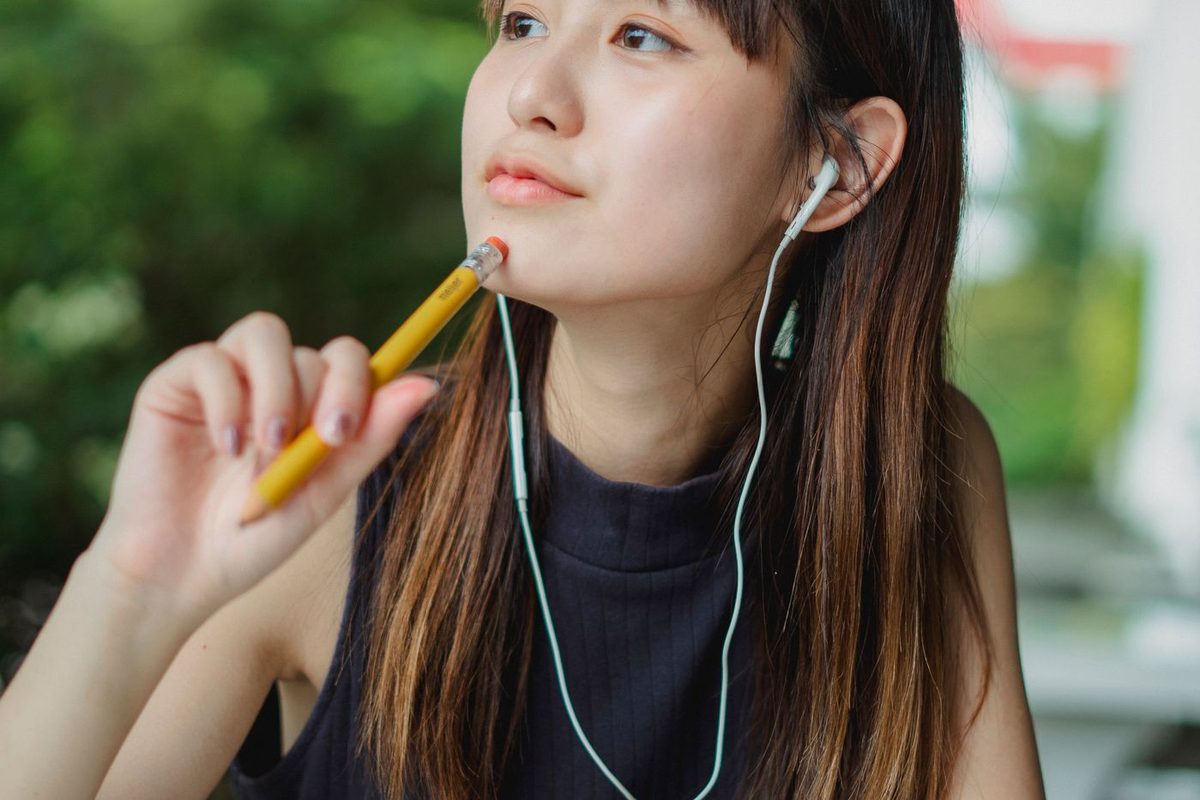 イヤホンで音の距離をつくる女性