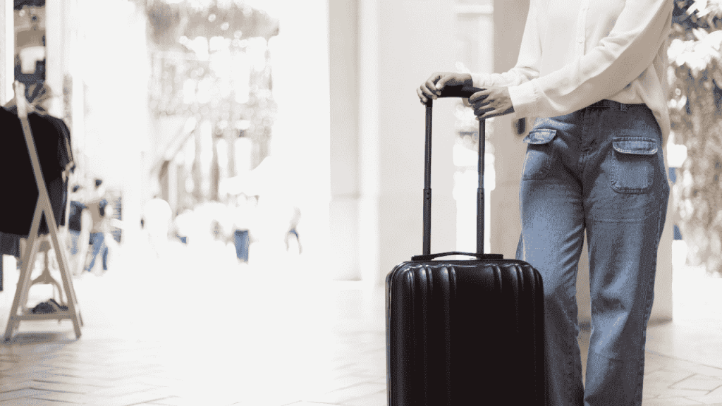 休職中に旅行に行く女性