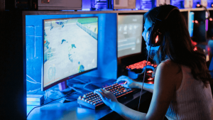 休職中にゲームをする女性