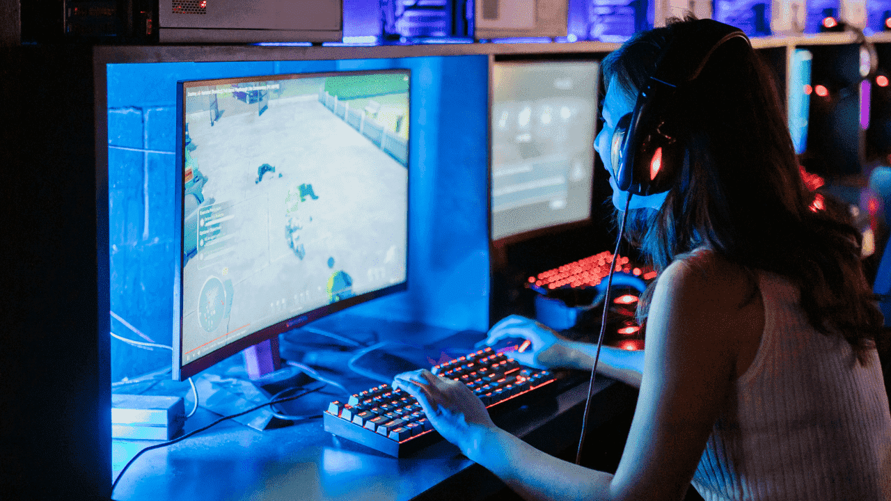 休職中にゲームをする女性